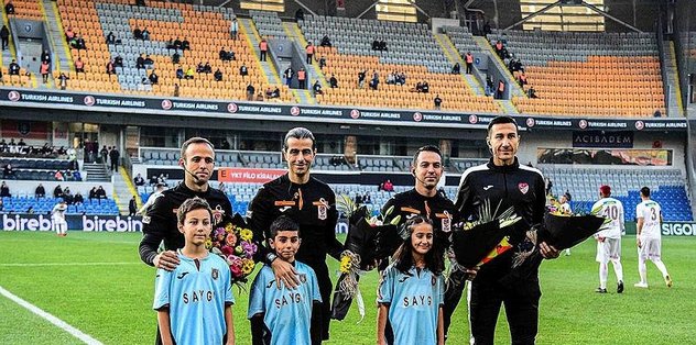 Başakşehir – Sivasspor maçı öncesi hakemlere çiçek verildi