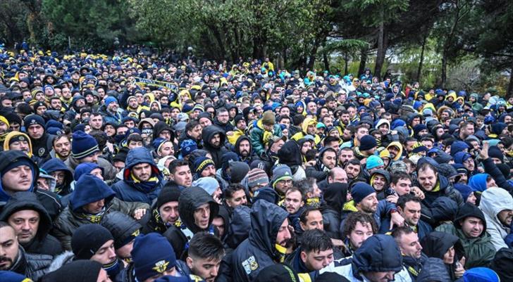 Fenerbahçe taraftarı Dolmabahçe’ye ulaştı
